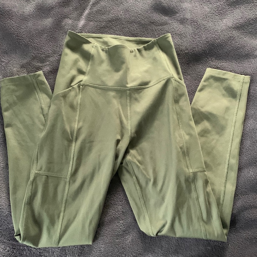 Compressive pocket legging